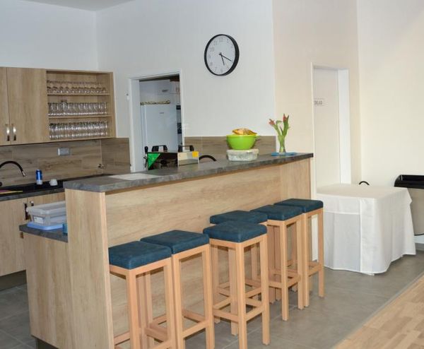 Židle a stoly pro kulturní domy