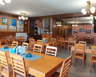 Židle a stoly do kulturního domu