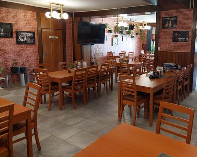 Židle a stoly do kulturního domu