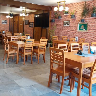 Židle a stoly do kulturního domu