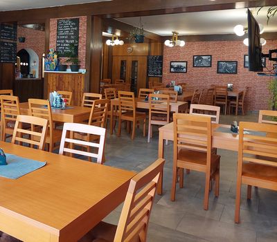 Židle a stoly do kulturního domu