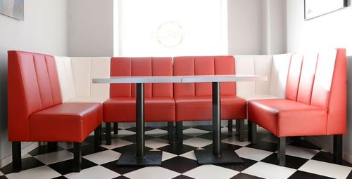 Čalouněné lavice a barové lavice v retro stylu