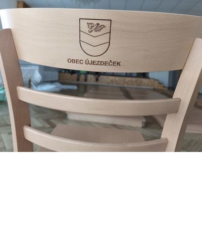 Dřevěné židle s logem obce Újezdeček