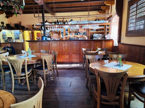 Logo na židle laser. Dřevěné židle s logem na opěradle