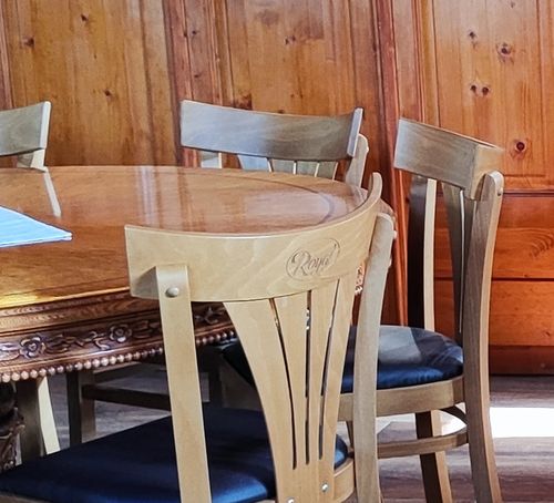 Logo na židle Dřevěné židle s logem na opěradle
