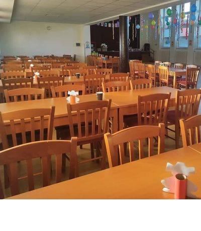 Stoly pro kulturní dům v obci Záříčí