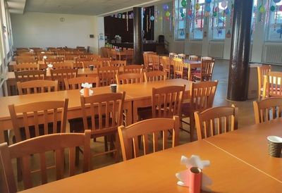 Židle a stoly pro kulturní domy 