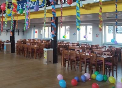 Židle a stoly pro kulturní domy 