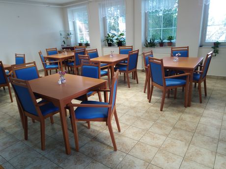 Stoly pro vozíčkáře s možností zasunutí loketních opěrek pod desku stolu