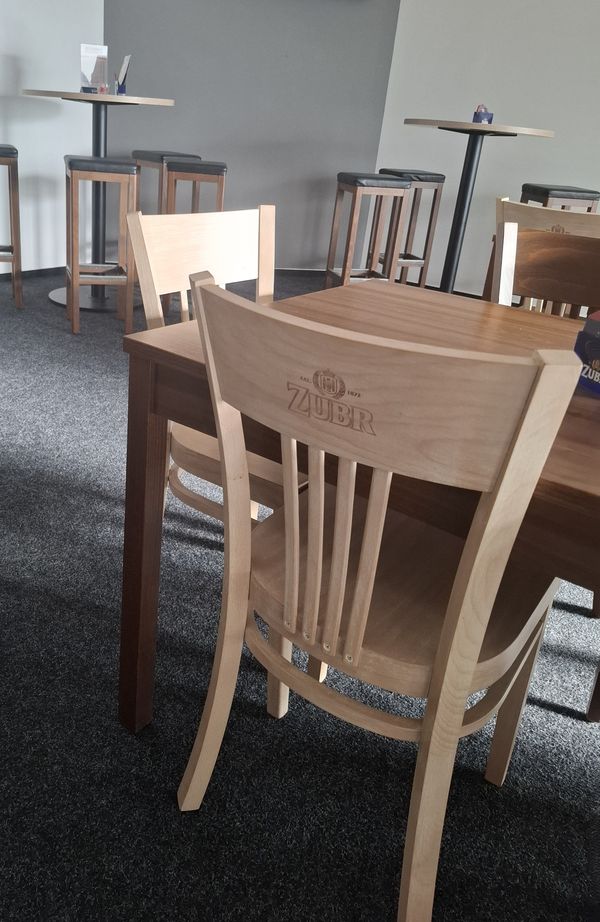 Dřevěné židle do restaurace