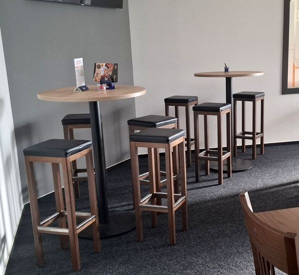 Dřevěné židle do restaurace