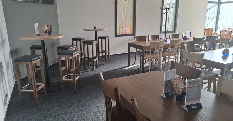 Dřevěné židle do restaurace