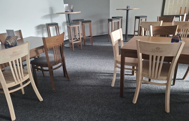 Dřevěné židle do restaurace