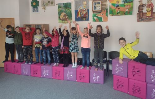 Čalouněné taburetky lze doplnit výšivkou s logem Čalouněné taburety s výšivkou