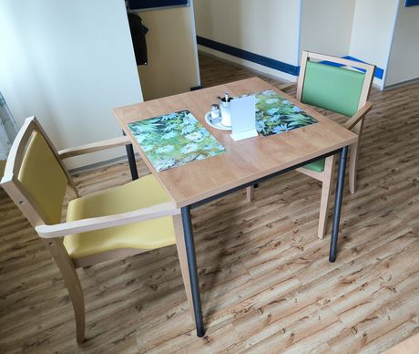 Dřevěné židle pro seniory a domovy důchodců s odnímetným sedákem