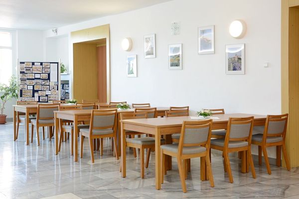 Dřevěné židle pro kulturní dům