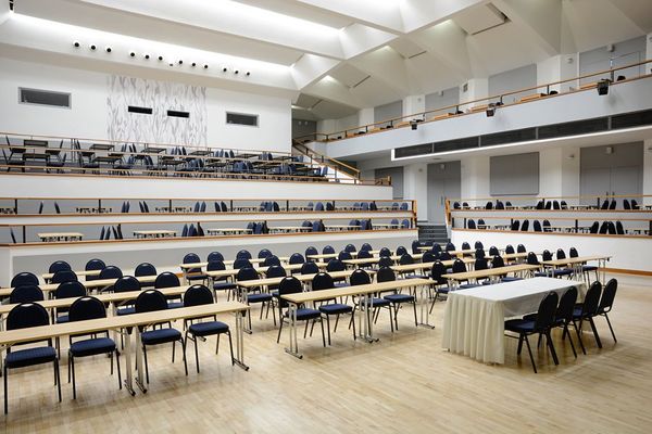 Židle a stoly pro kongresy a školící místnosti.