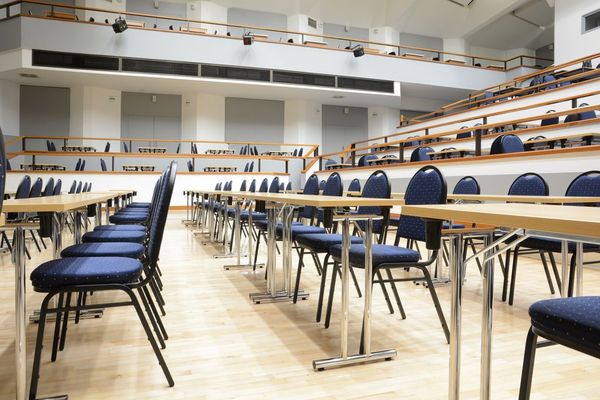 Stoly a židle pro konference