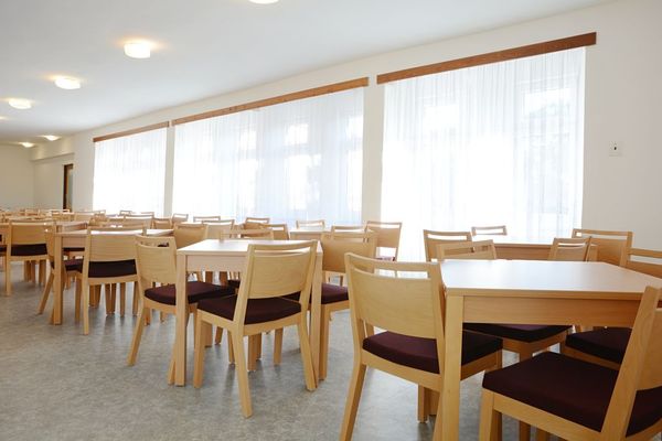 Dřevěné stoly pro kulturní dům