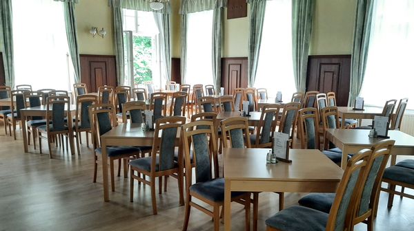 Dřevěné židle a stoly do kulturního domu