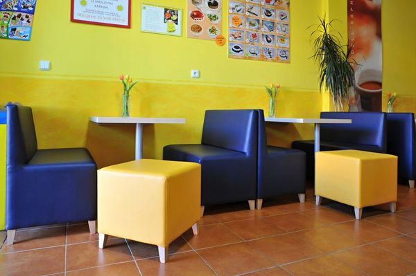 Čalouněné taburety v cukrárně