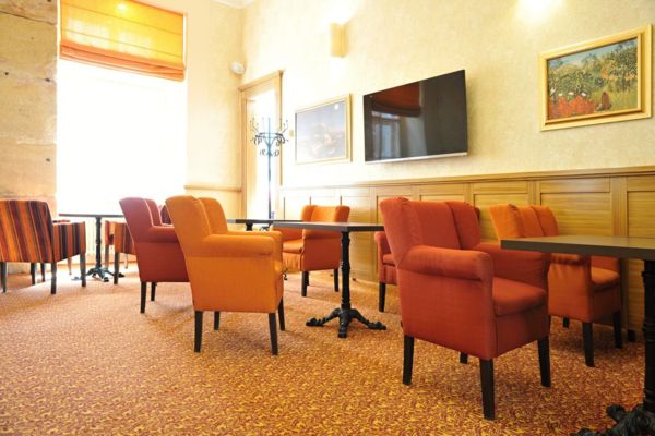 Čalouněné křesla pro kavárny