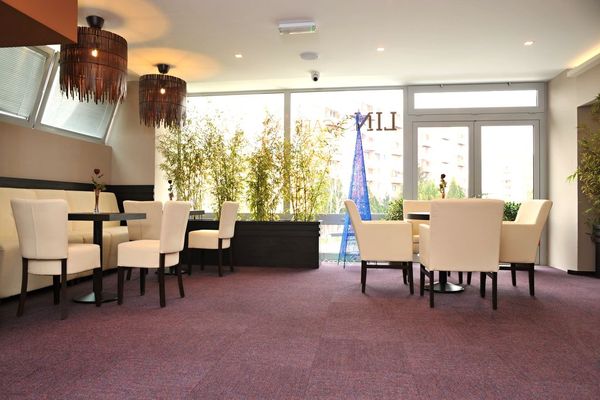 Čalouněné lavice a barové židle pro kavárny a restaurace