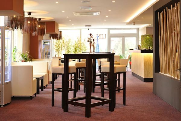 Čalouněné lavice a barové židle pro kavárny a restaurace