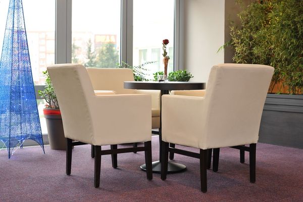 Čalouněné lavice a barové židle pro kavárny a restaurace