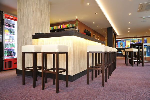 Čalouněné lavice a barové židle pro kavárny a restaurace