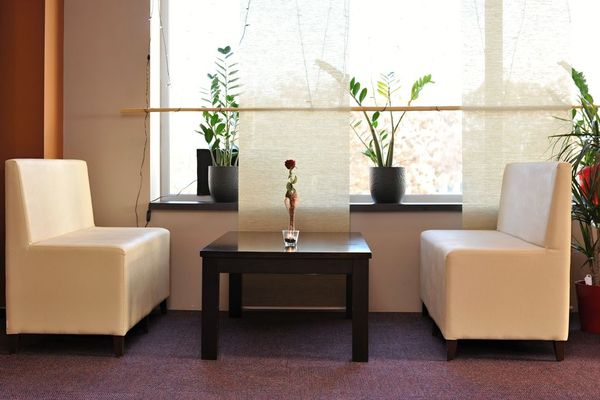 Čalouněné lavice a barové židle pro kavárny a restaurace