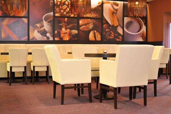 Čalouněné lavice a barové židle pro kavárny a restaurace