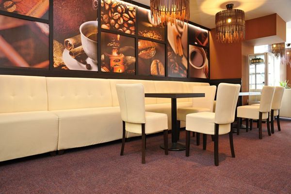 Čalouněné lavice a barové židle pro kavárny a restaurace