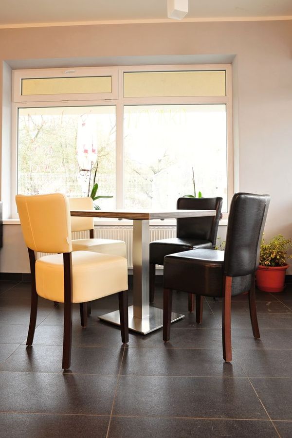 Čalouněné židle a stoly pro kulturní domy 