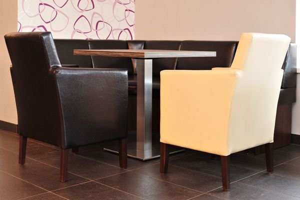 Čalouněné židle a stoly pro kulturní domy 