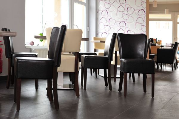 Čalouněné židle a křesla v cukrárně