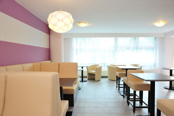 Čalouněné lavice a barové židle pro kavárny a restaurace