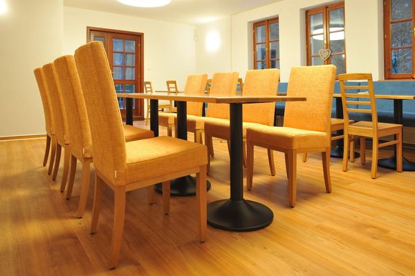 Čalouněné lavice a židle pro restaurace 