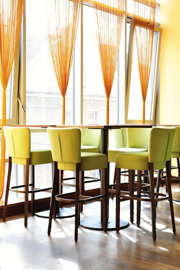Barové židle a stoly pro restaurace