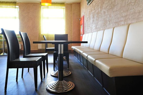 Židle a stoly pro restaurace