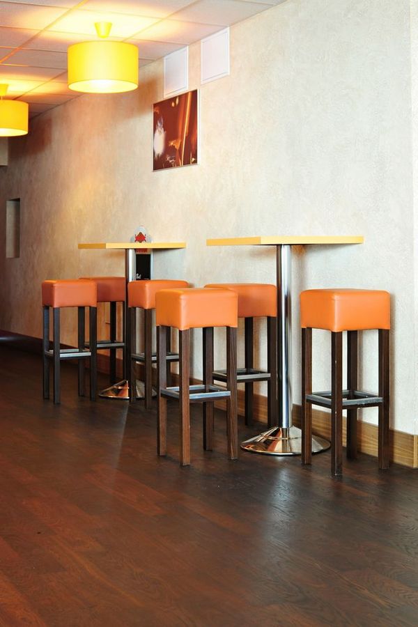 Barové židle a stoly pro restaurace