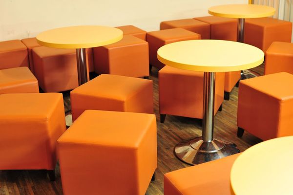 Židle a stoly pro restaurace