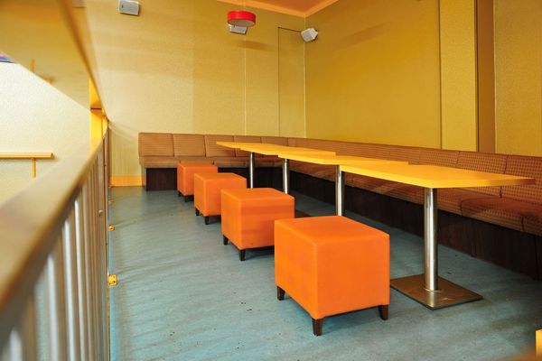 Židle a stoly pro restaurace