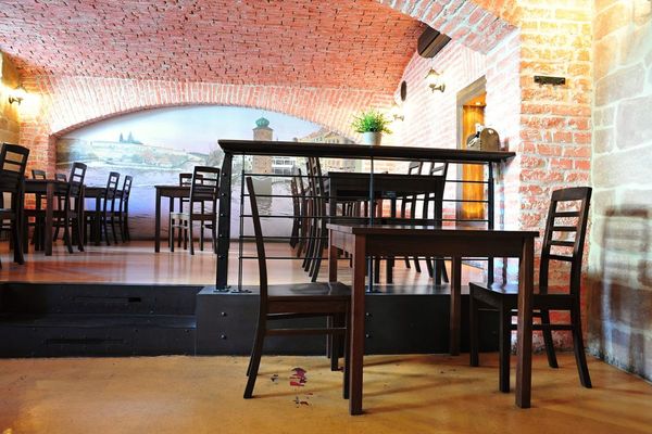 Dřevěné židle a stoly pdo restaurace