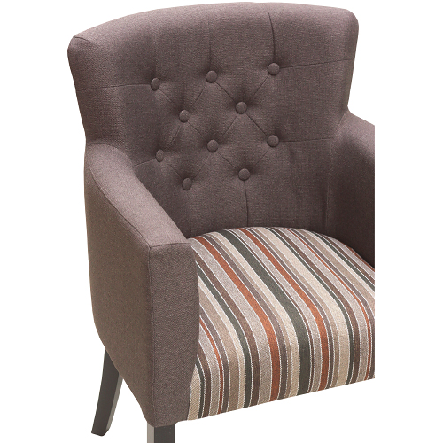 Čalouněná křesla BETTY K s dekorativním štepováním